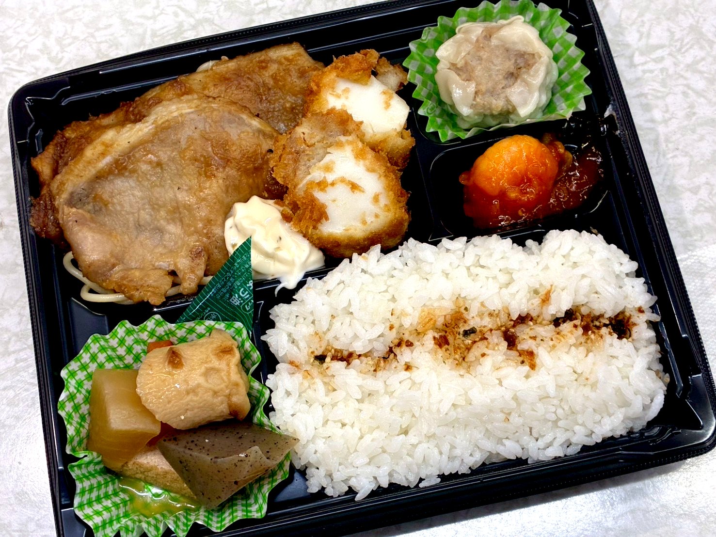 生姜焼きとイカフライ弁当